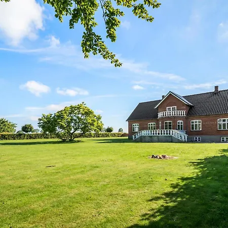 5 Bedroom In Casa vacanze *